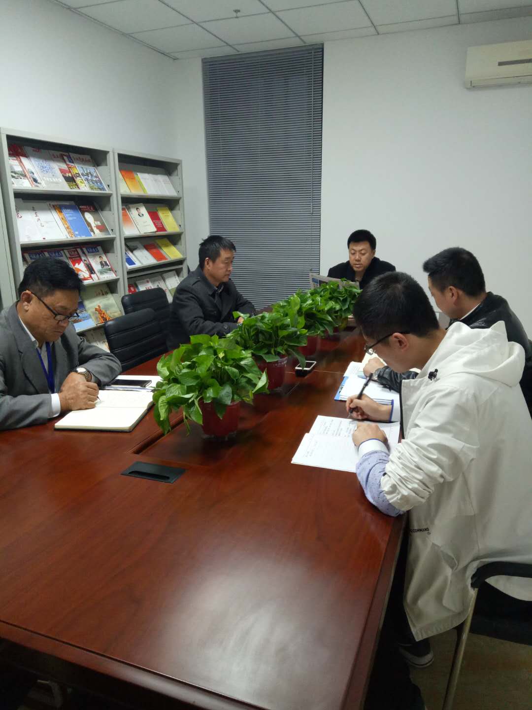 十月份党支部会议图片.jpg 十月份党支部会议图片.jpg