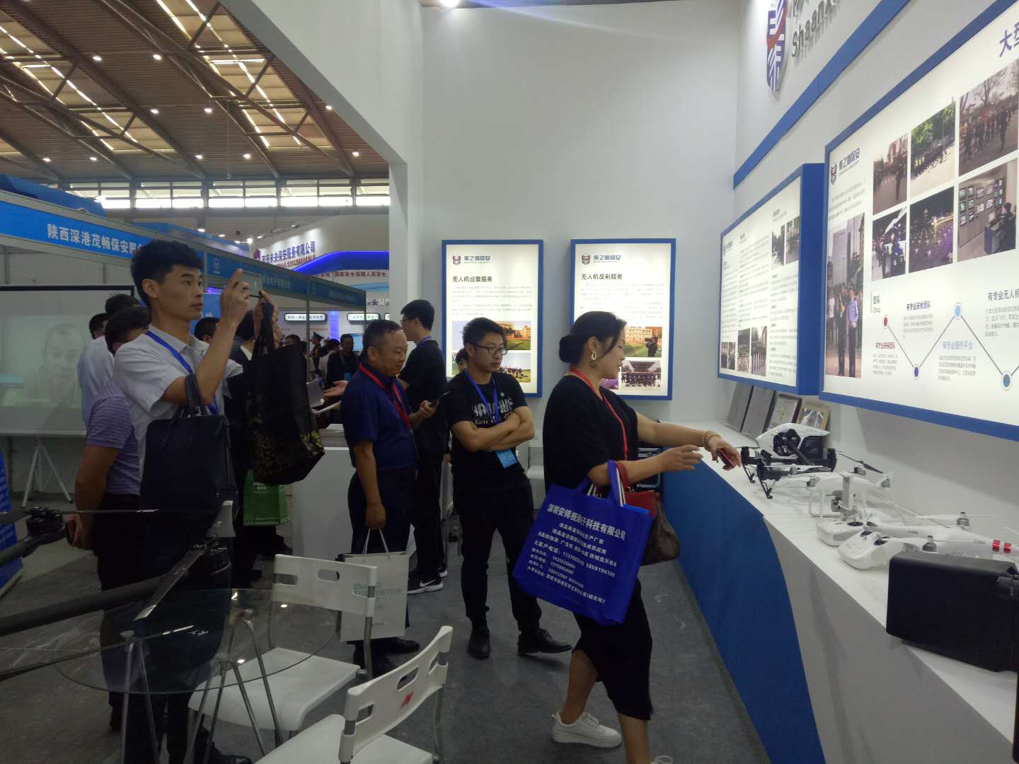 观展2.jpg