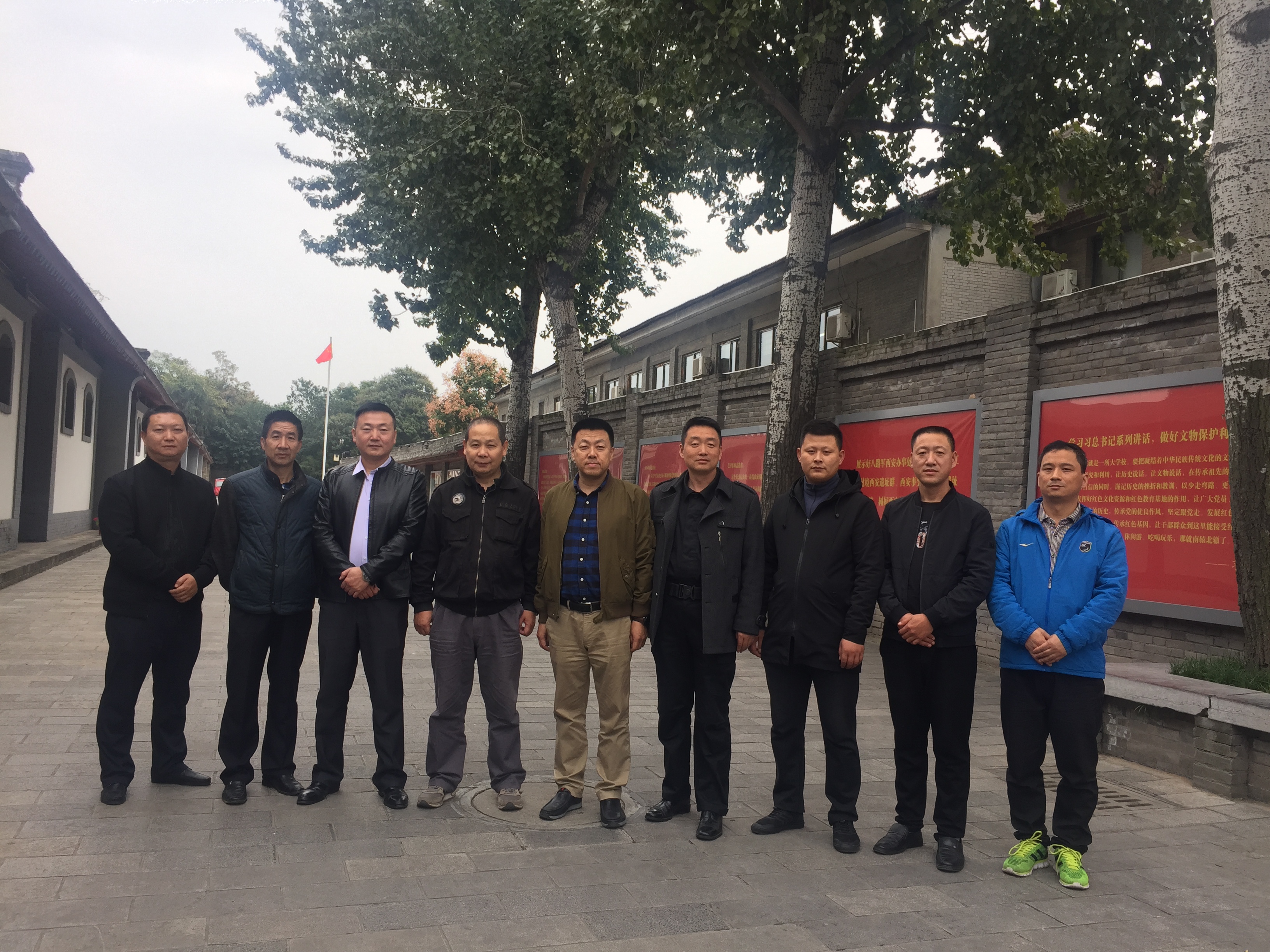 入口男生合影.jpg