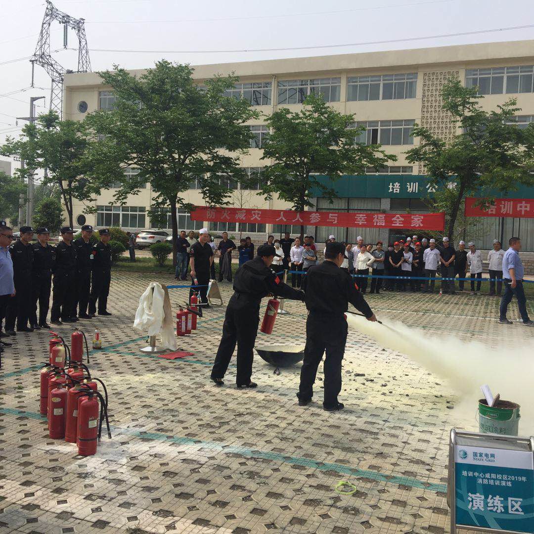 队员灭火.jpg