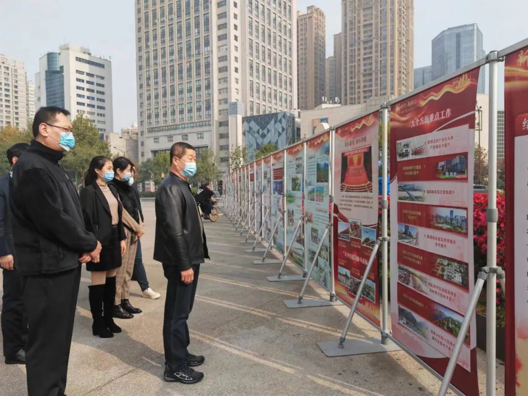 参观《新时代 新辉煌—西安十年发展成就展》巡回展1.jpg